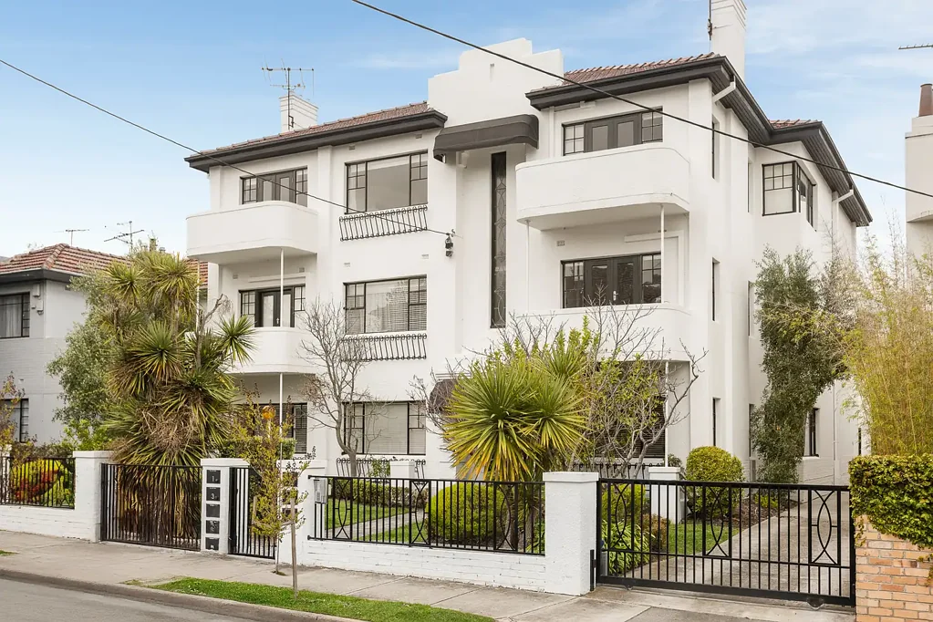 Prahran 2房 精品六套公寓 Art Deco balcony 高天花板 timber floors 北向living room 双bedrooms 城市景观 on-title garage 共享庭院 Exquisite Art Deco With Garage And City Views