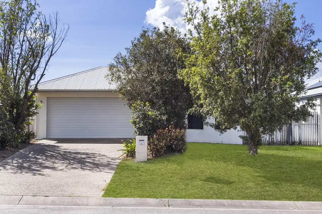 Deeragun 3 Bedroom Country Life. City Benefits