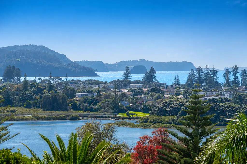 Red Beach 2房  Water Views + Potential = This Will Sell!