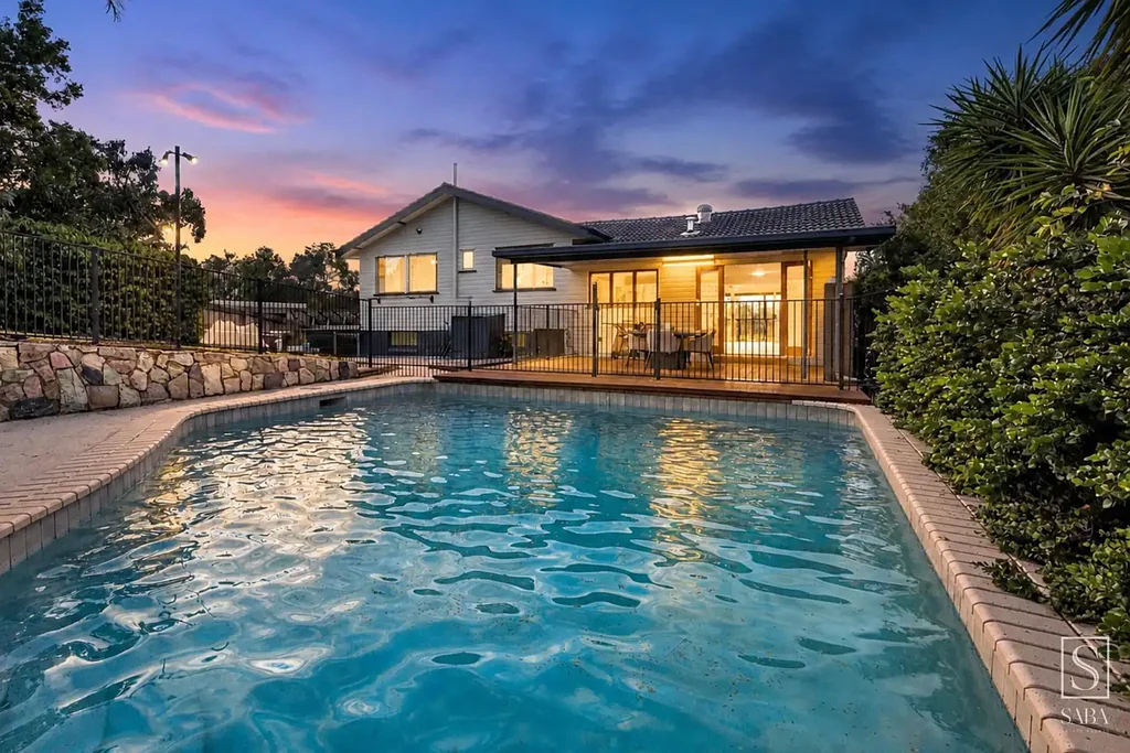 Jindalee 4ਬੈੱਡਰੂਮ Impressive Family Living with Mt Coot-tha Views, Pool & Exceptional Versatility