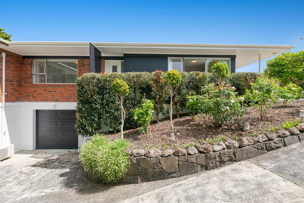 Hillcrest 2房  Brick is Best! Sunny with Big Garage!