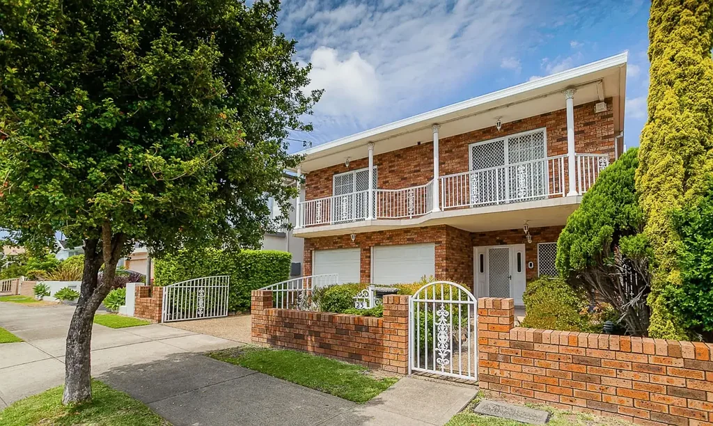 Large 5 bedroom house for lease now!