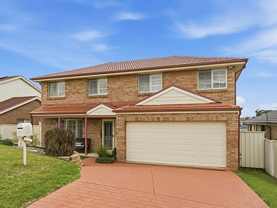 Raby 4chambre Resort-Style Family Living with Stunning Views, Multiple Living Areas & Sparklin
