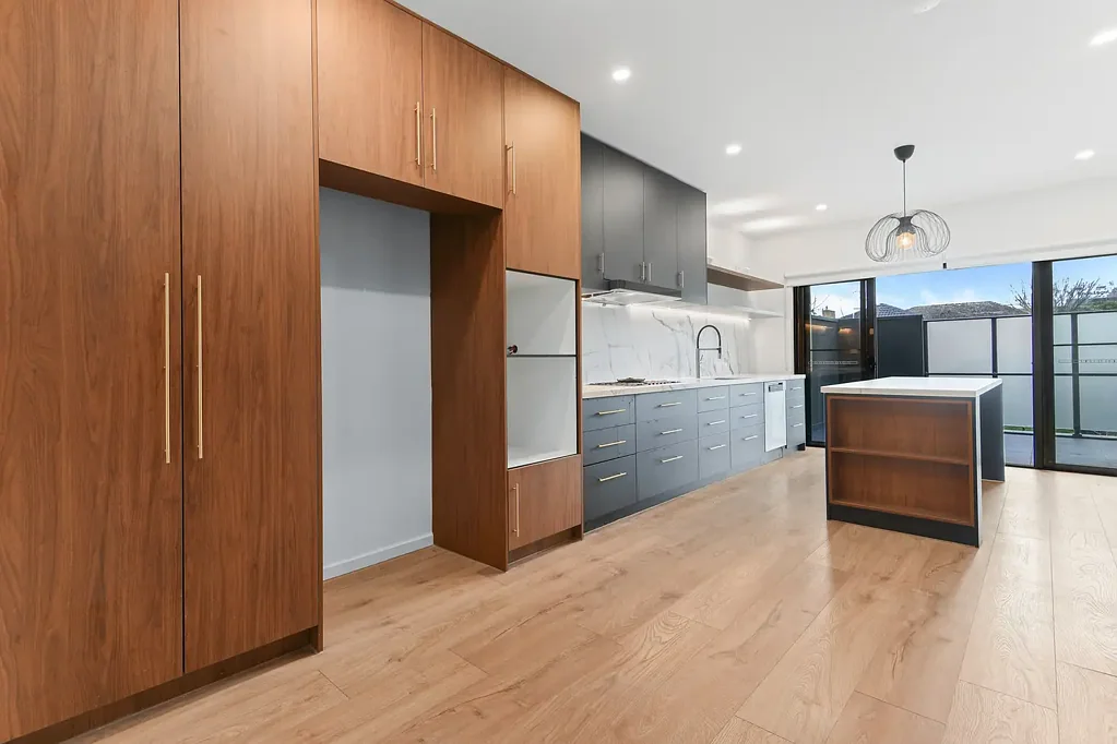 Wantirna South 2房 悬浮木地板 高天花板 开放式生活区 Miele电器 现代浴室 单车库 步行便利 智能入口 Contemporary comfort meets prime convenience