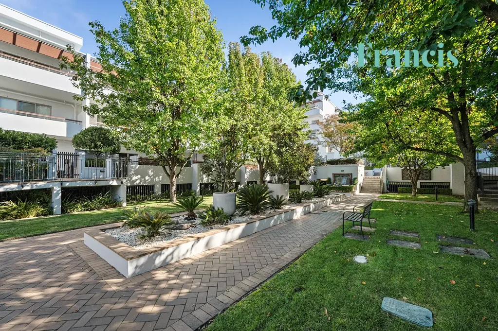 Beautiful large apartment | Large front and rear courtyards