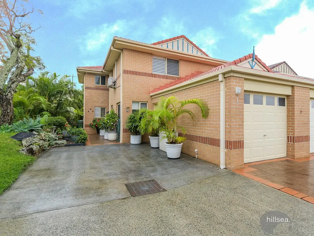 Runaway Bay 3房  OUTSTANDING END VILLA IN A SMALL BOUTIQUE COMPLEX "BAMFORD"