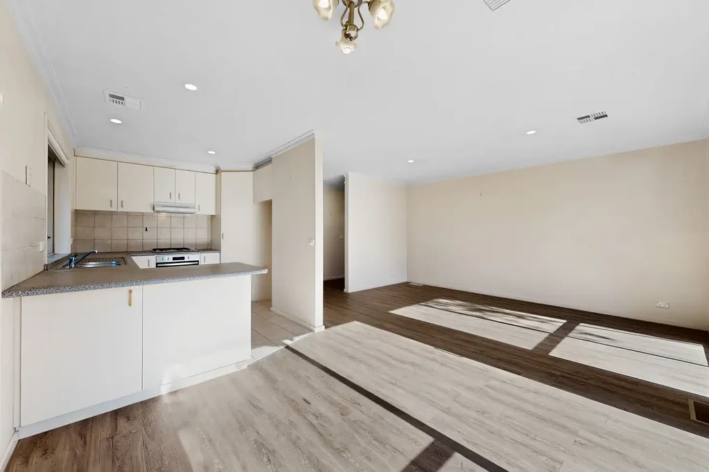 MODERN & SPACIOUS VILLA IN A PRIME McKINNON LOCATION