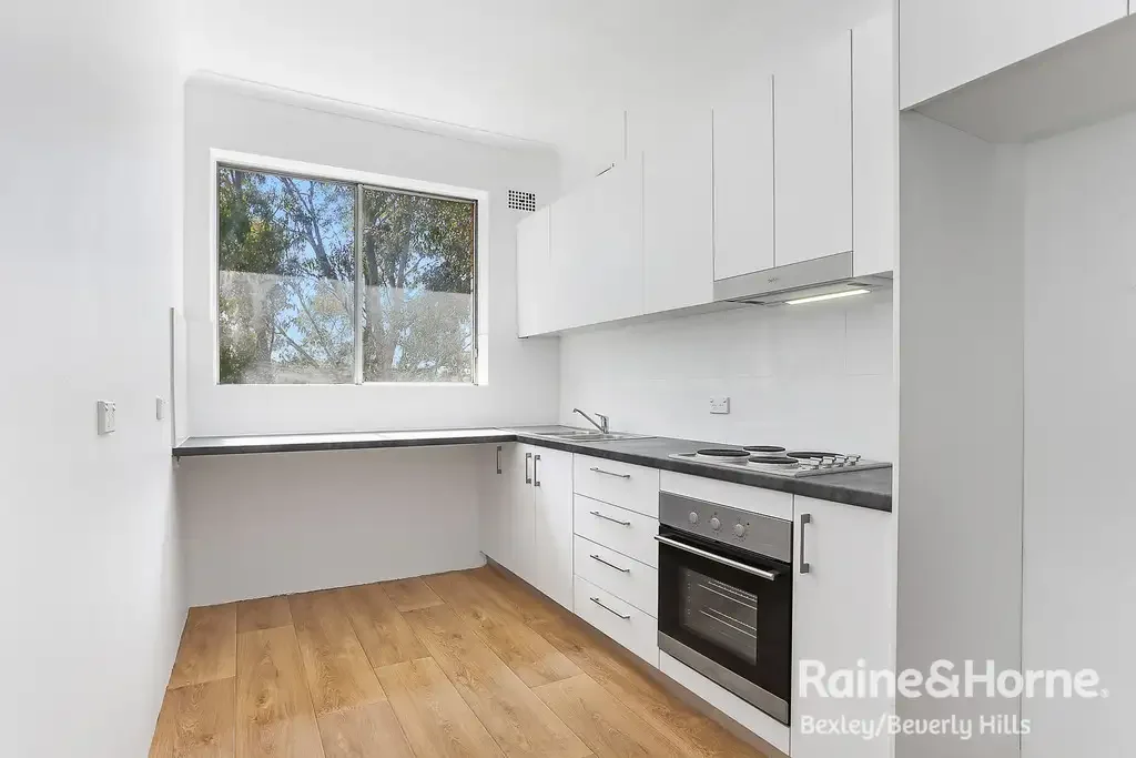 TOP-FLOOR APARTMENT WITH PARK VIEWS