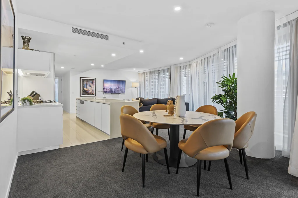 Broadbeach 2ห้องนอน Bright & Airy Corner Apartment