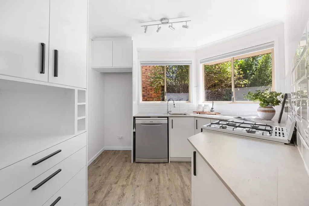 Lyneham 2房  Single-Level Convenience. Connected Inner North Location