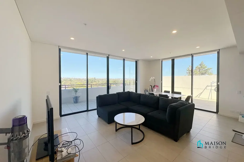 Near New Sunlit Melrose Park Three Bedroom Apartment with City View