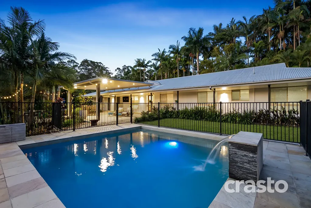 Bonogin 5ห้องนอน Sort After Dual Living Potential, Modern Tropical Acreage Retreat with Views