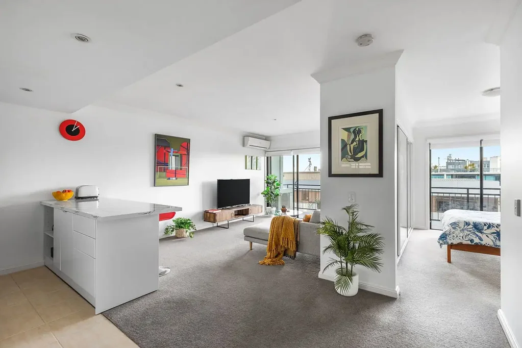 South Melbourne 1房 宽敞一居室，坐拥湖景与城市景观 Spacious One-Bedroom with Lake & City Views