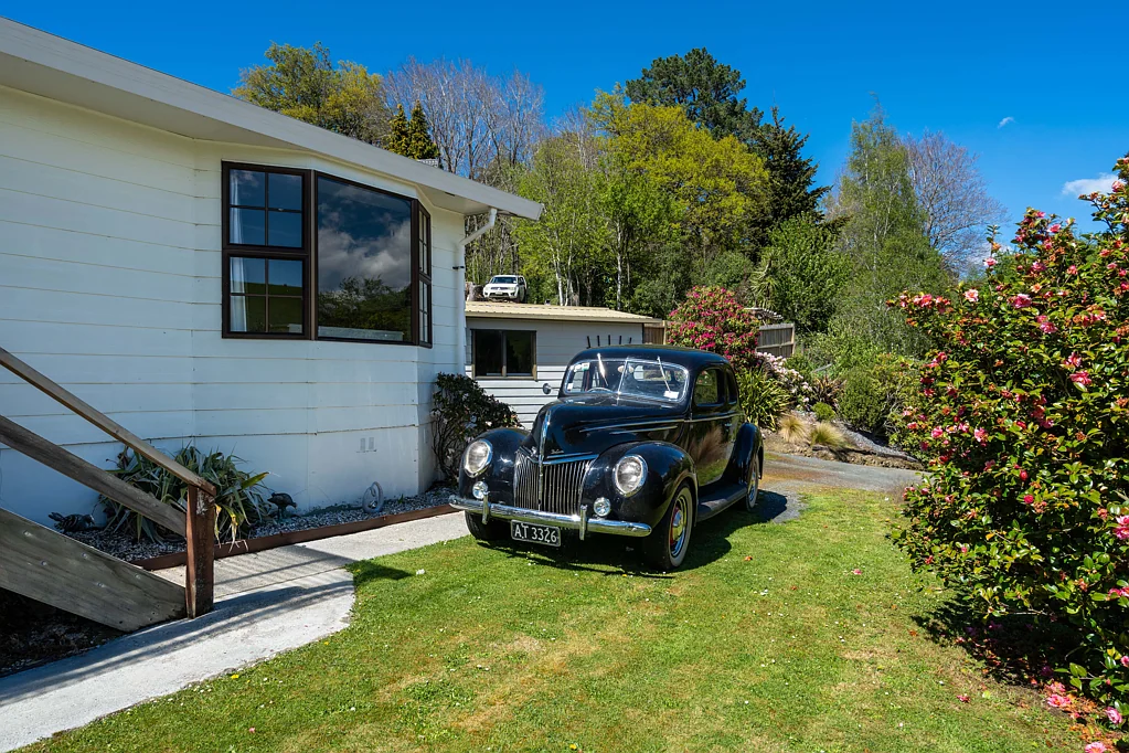 Lawrence 3房  Smart sunny vantage with views.