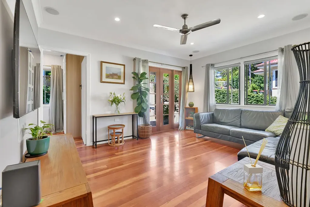 Mount Gravatt East 3房 617平米坡地 两个露台 游泳按摩浴缸 原始木地板 法式门 开放式布局 现代厨房 学区房 太阳能电池板 Low-Set Queenslander Basking in Pretty Suburban Views in a Prime Location