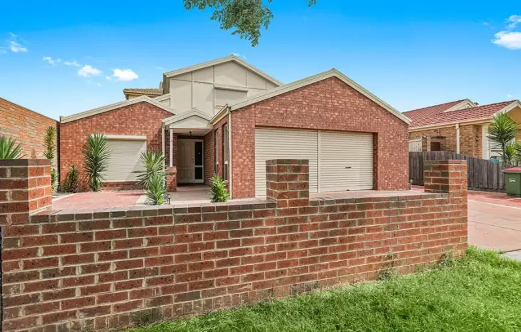 Spacious 5 Bedroom Family Home in Roxburgh Park