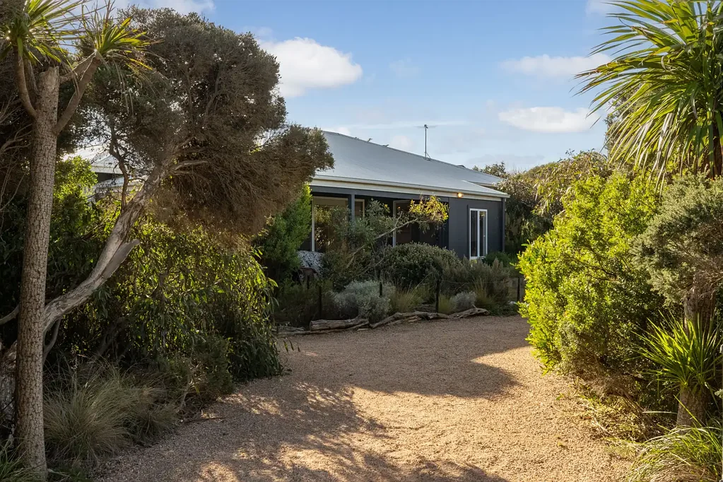 Surf Beach 2房  Peaceful Coastal Living With Future Potential