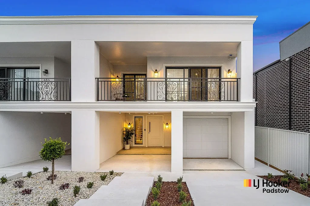 Padstow 5房 法式省会风格全砖住宅，闪亮游泳池 5宽敞卧室，2主卧套间，楼下客房现代厨房，燃气灶，900mm石台面 开放式起居用餐区，高天花板，楼上书房 有顶露台，游泳池小屋，大洗衣房 中央空调，燃气壁炉，安全系统 优越位置，步行15分钟到Padstow站 French Elegance Meets Modern Luxury � 15 Minute Walk to Padstow Station.