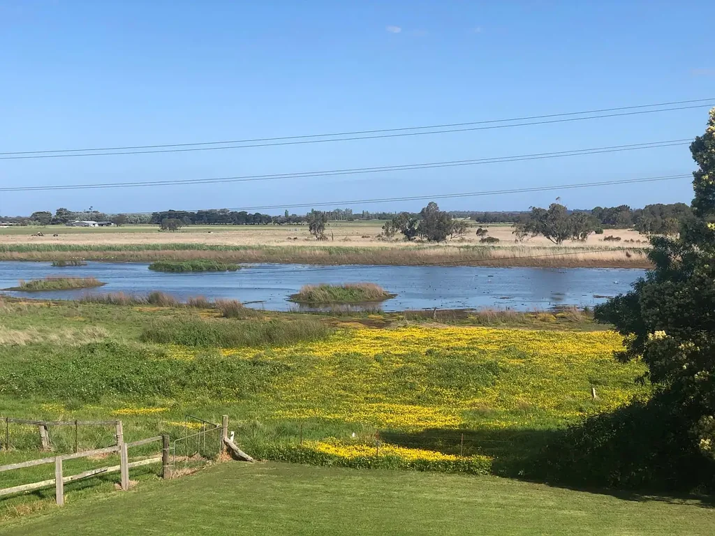 Bairnsdale Large block close to town centre with water views