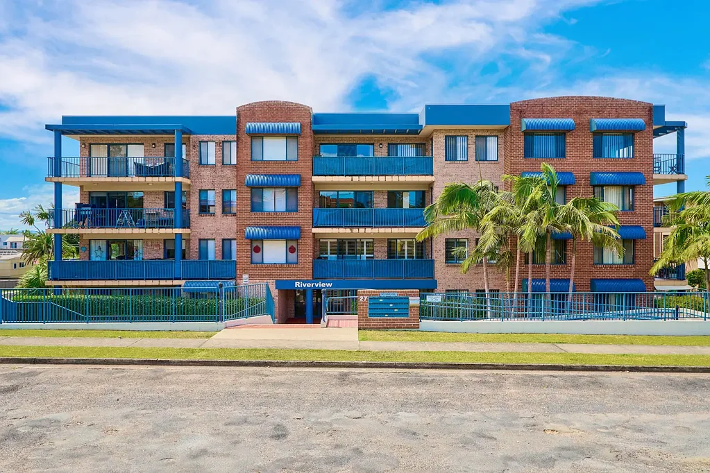 COASTAL LIVING IN A PRIME CBD LOCATION!