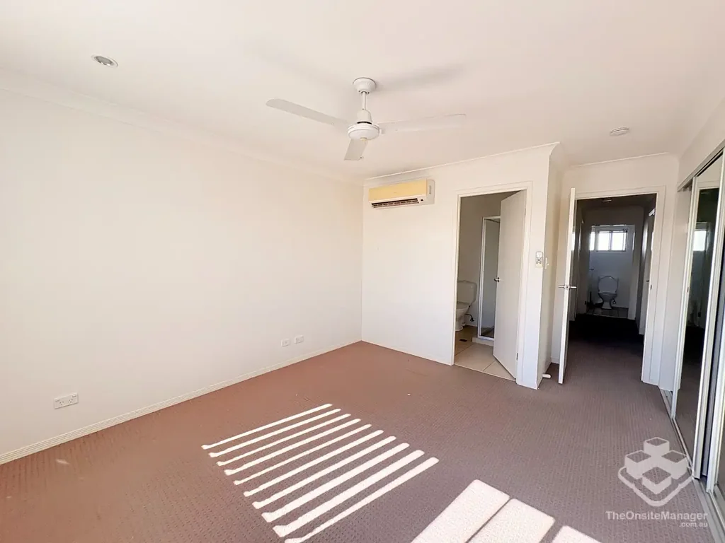 Well-Located Townhouse with onsite gym & pool