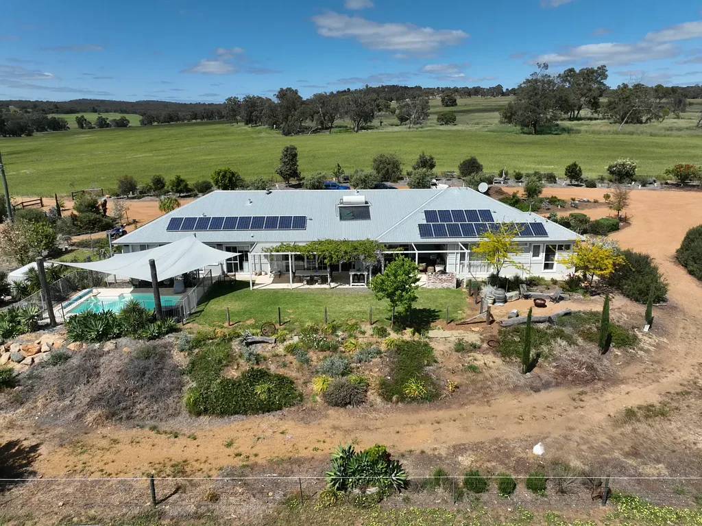 Modern Hamptons-Style Farmhouse with Unmatched Country Luxury