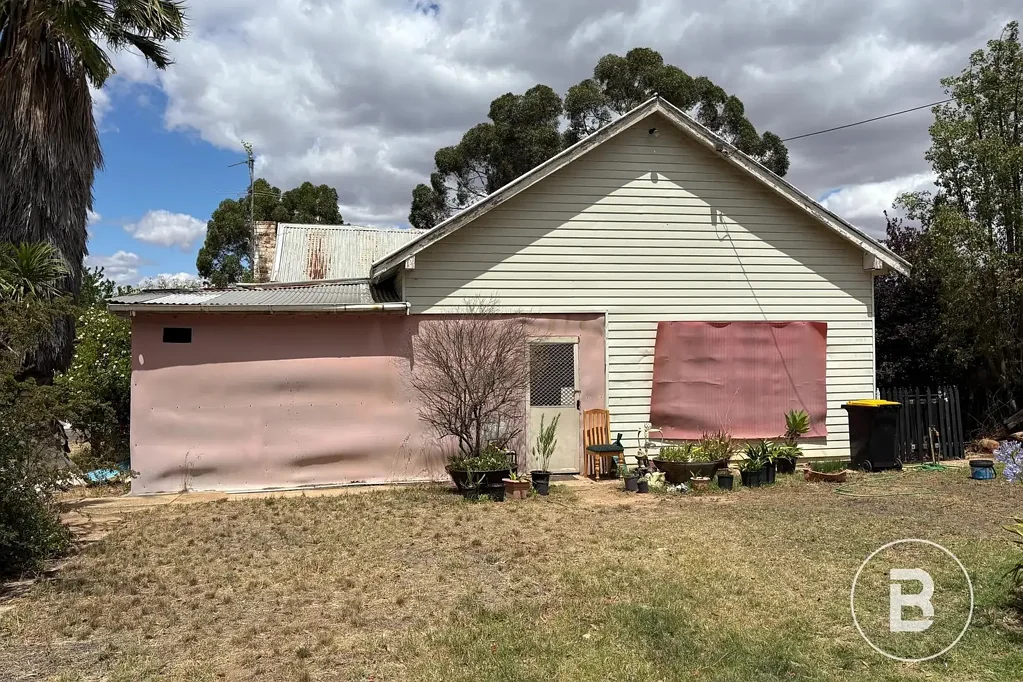 St Arnaud 3 Bedroom Diamond in the Rough: Massive Potential on Montague