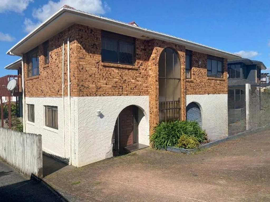 Spacious 5-Bedroom, 2-Storey Home – Prime Loca...