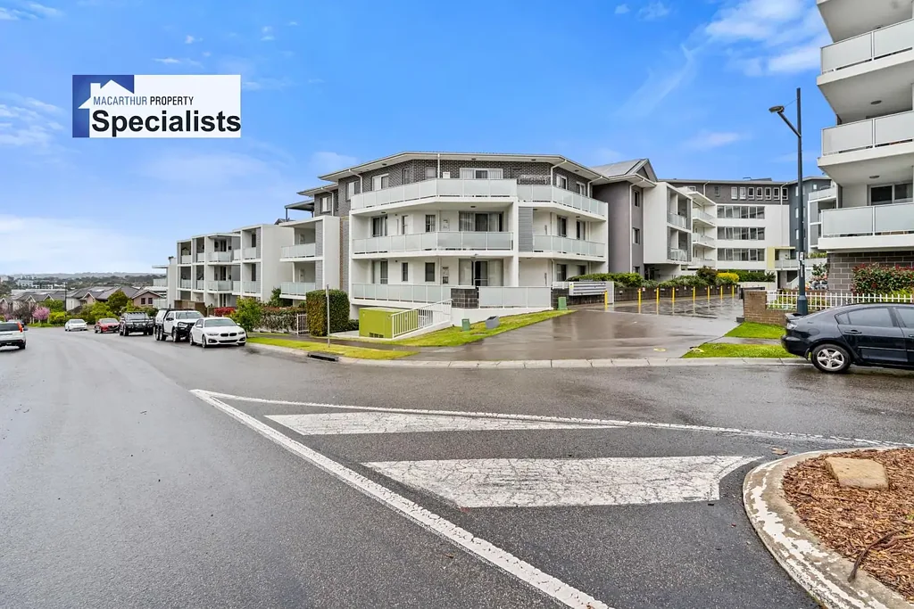 Campbelltown 2房 维护良好综合楼 美丽花园 两居室宽敞 开放式生活阳台 厨房俯瞰用餐 独立主卧套间 主浴室宽敞 单车车位 储物笼便利 室内洗衣区 空调 景观公共花园 购物中心近 火车站近 医院近 Stylish 2-Bedroom Apartment in a Great Location