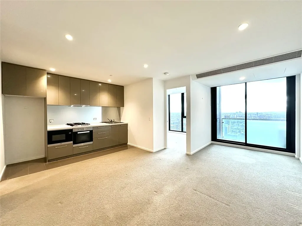 UNFURNISHED COMFORT ONE BEDROOM APARTMENT LOCATED IN AUSTRALIS - MELBOURNE CBD !!!