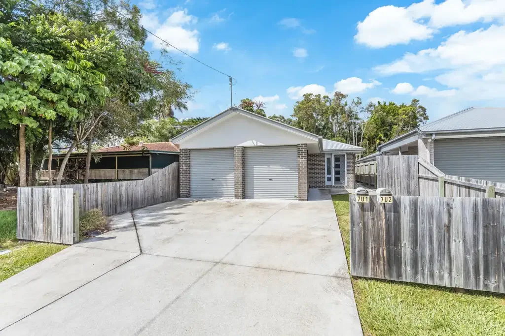 Modern & Low-Maintenance Three-Bedroom Duplex!