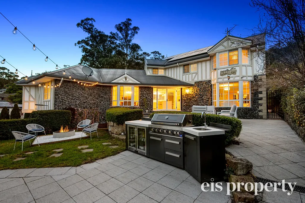 Taroona 5房  Grand Family Home Offering Space, Splendour and Sunshine in Peaceful Taroona