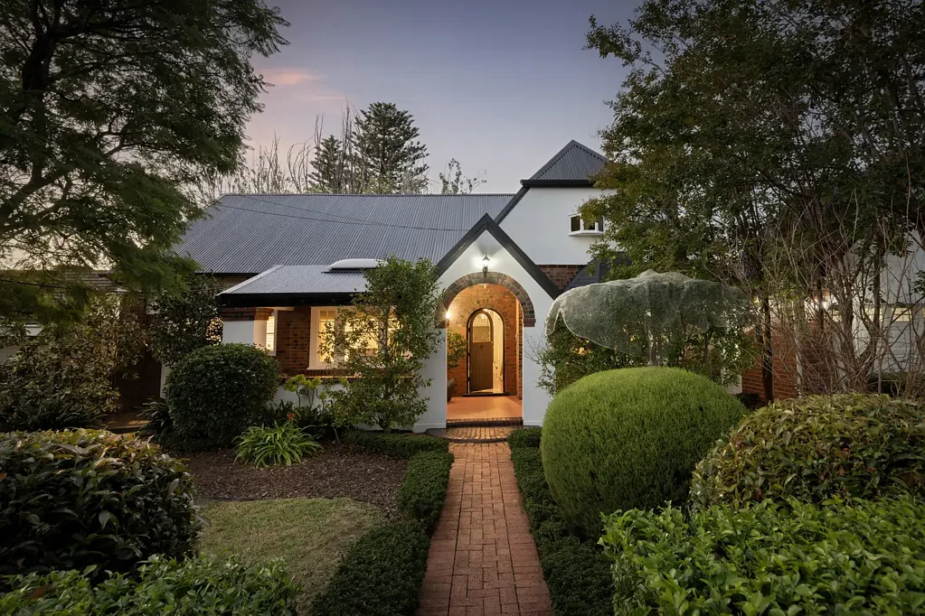 St Georges 4غرفة نوم A Tasteful Tudor, Comprehensively Renovated within Prized Glenunga International High School Zoning.