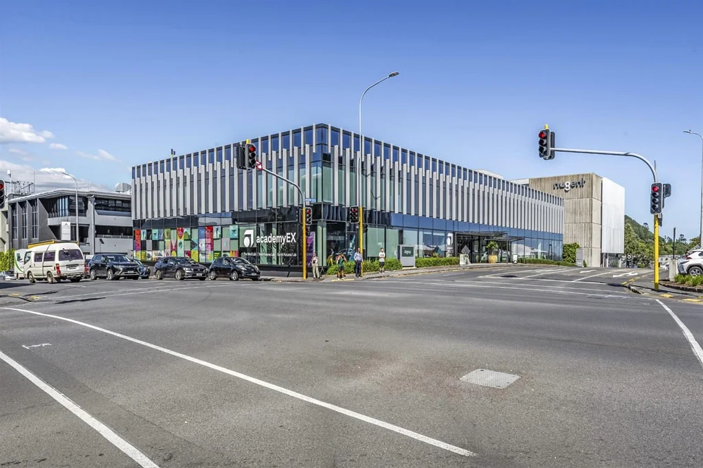 Grafton MODERN OFFICE WITH SIGNAGE & 20+ PARKS