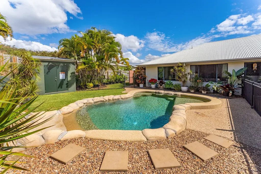 Mount Louisa 4Zimmer Style, Space & a Sparkling Pool in Prestigious Crestbrook Estate