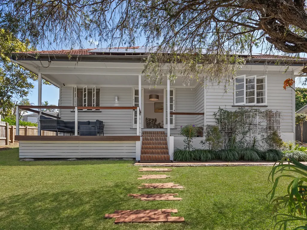 North Ipswich 3chambre Charming Renovated Character Home w/ Deck & Vehicle Side Access!