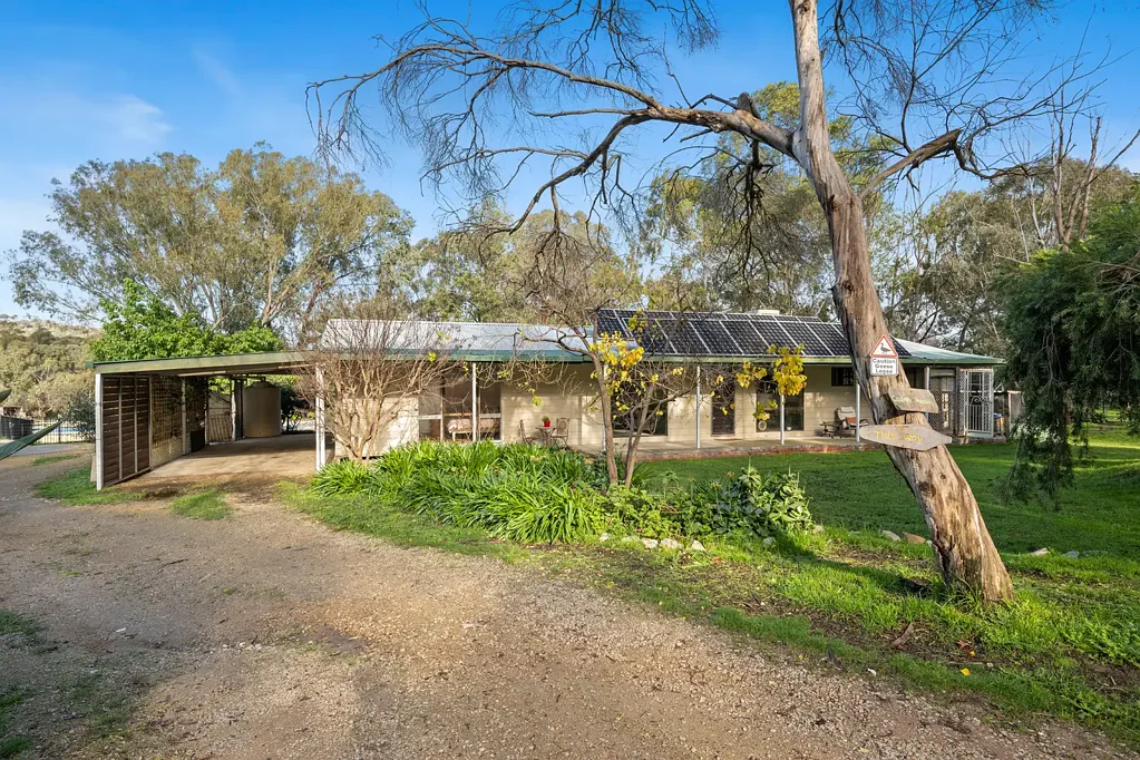 Glenrowan 7Habitaciones Rare find with space and two residences close to township