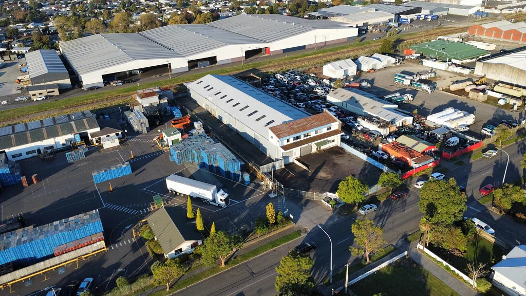 Roslyn High utility warehouse on generous site