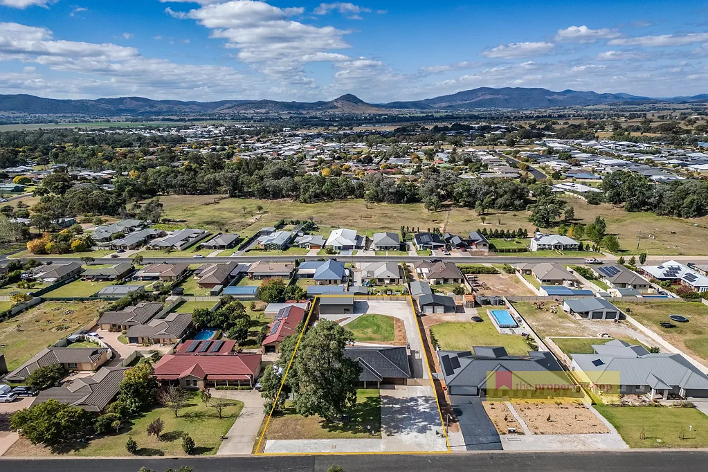Mudgee 4房  SPACIOUS FAMILY HOME WITH ENTERTAINER'S BACKYARD