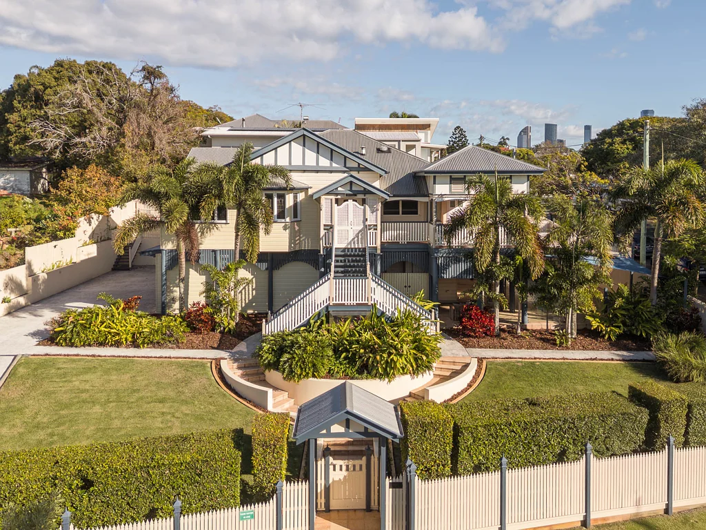 East Brisbane 5房 占地984平方米蓝筹地块上的宏伟家庭庄园 Grand Family Estate on 984sqm Blue Chip Land