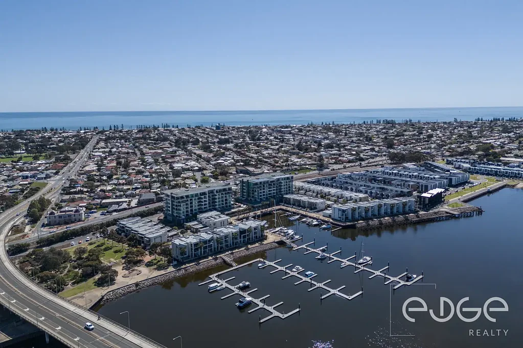 New Port 1બેડરૂમ Wake Up to Waterfront Views with Optional Marina Berth!