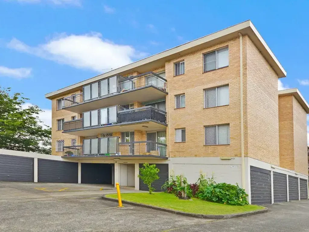 Park Side Unit with Lock Up Garage