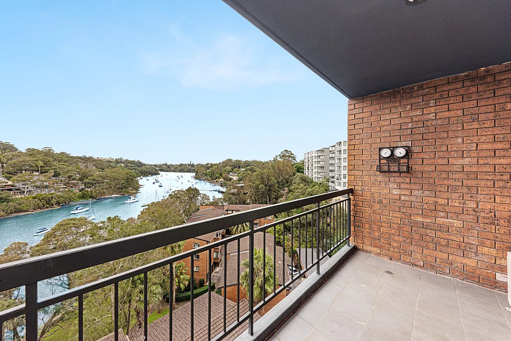 Riverside Residence With Exceptional Waterviews