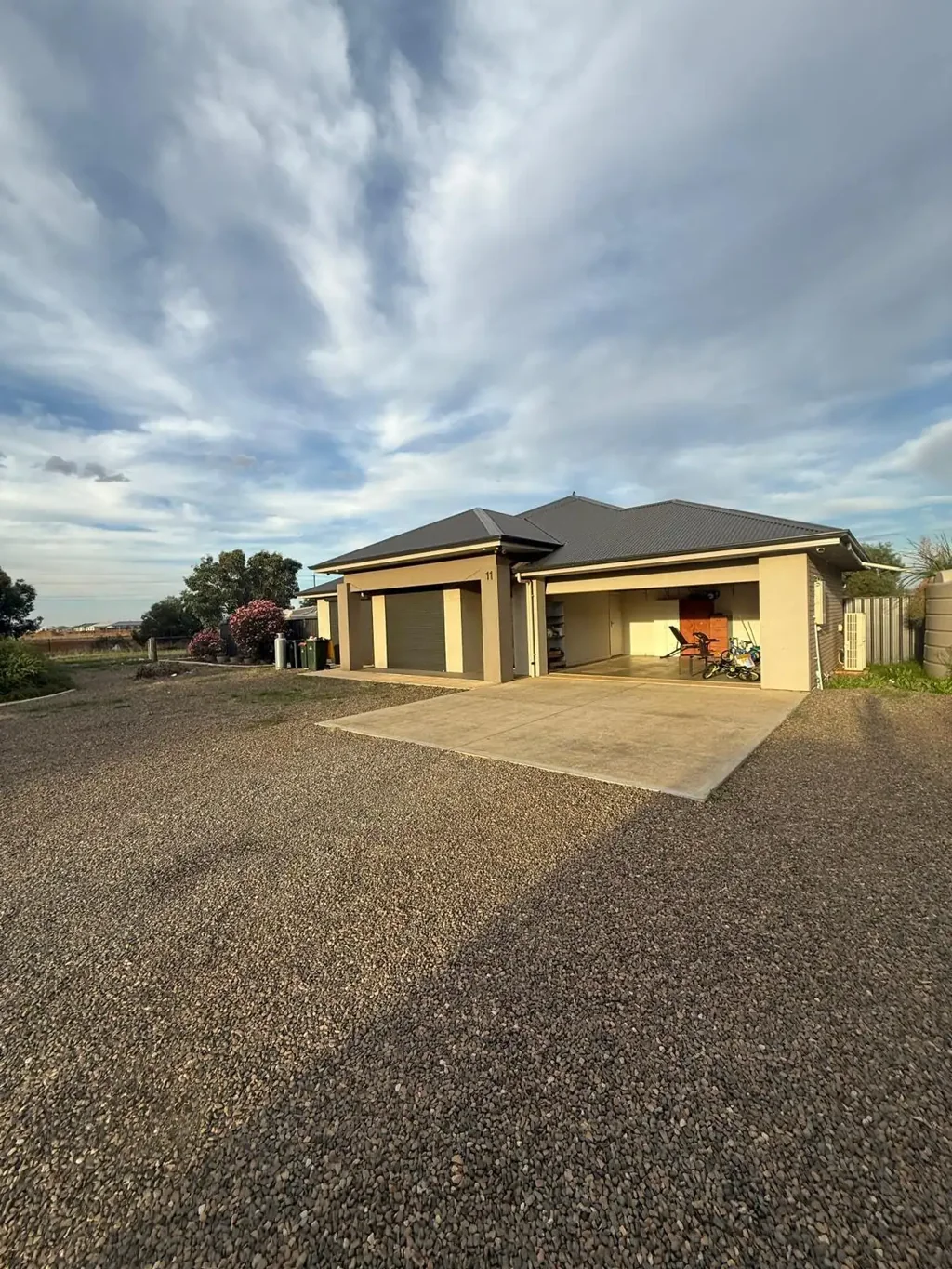 Spacious Family Comfort in Macdonald Park – Modern Living Meets Easy Lifestyle!