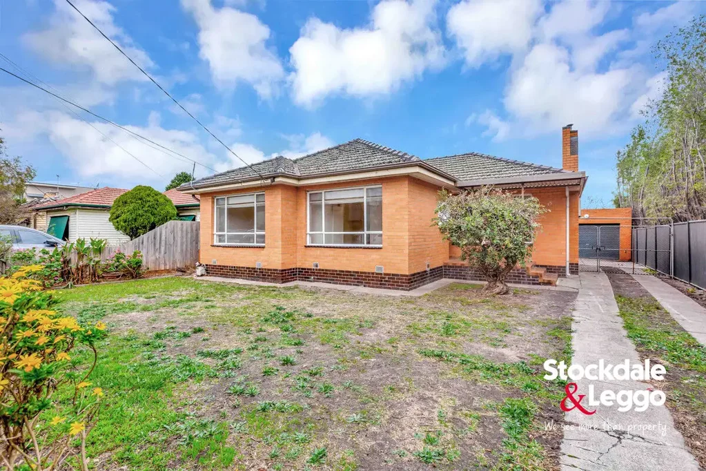 Charming Family Home in a Prime Hadfield Location.
