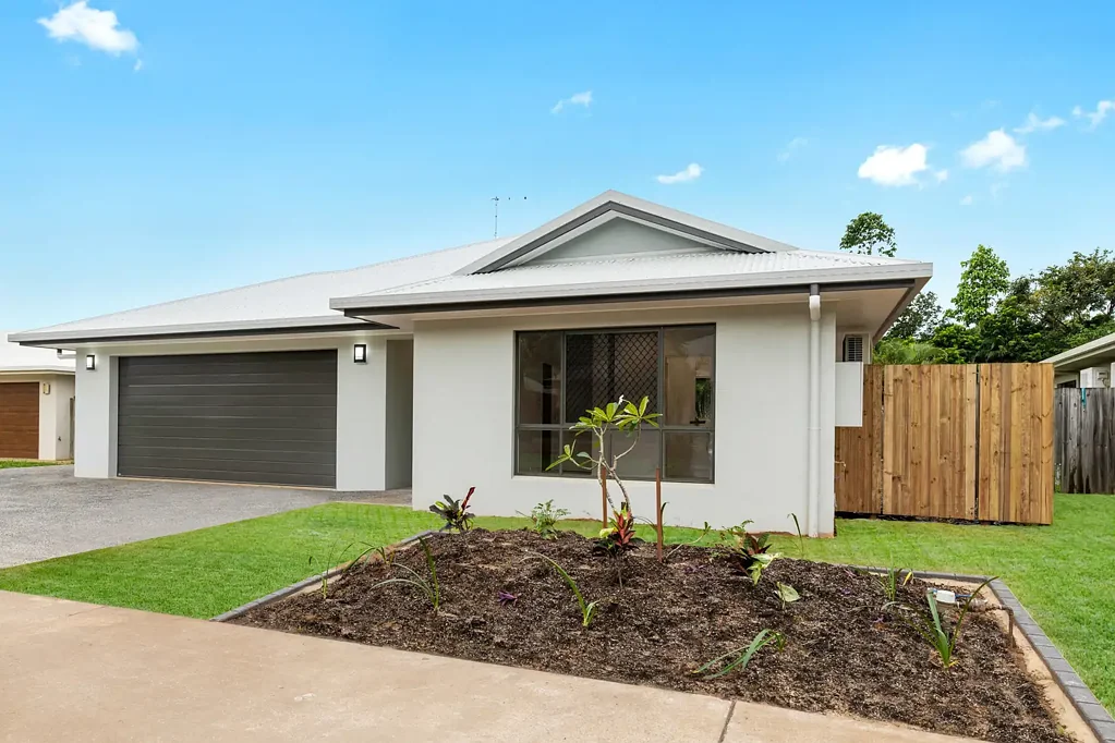 NEAR NEW, EXECUTIVE VILLA IN SOUGHT AFTER LOCATION!