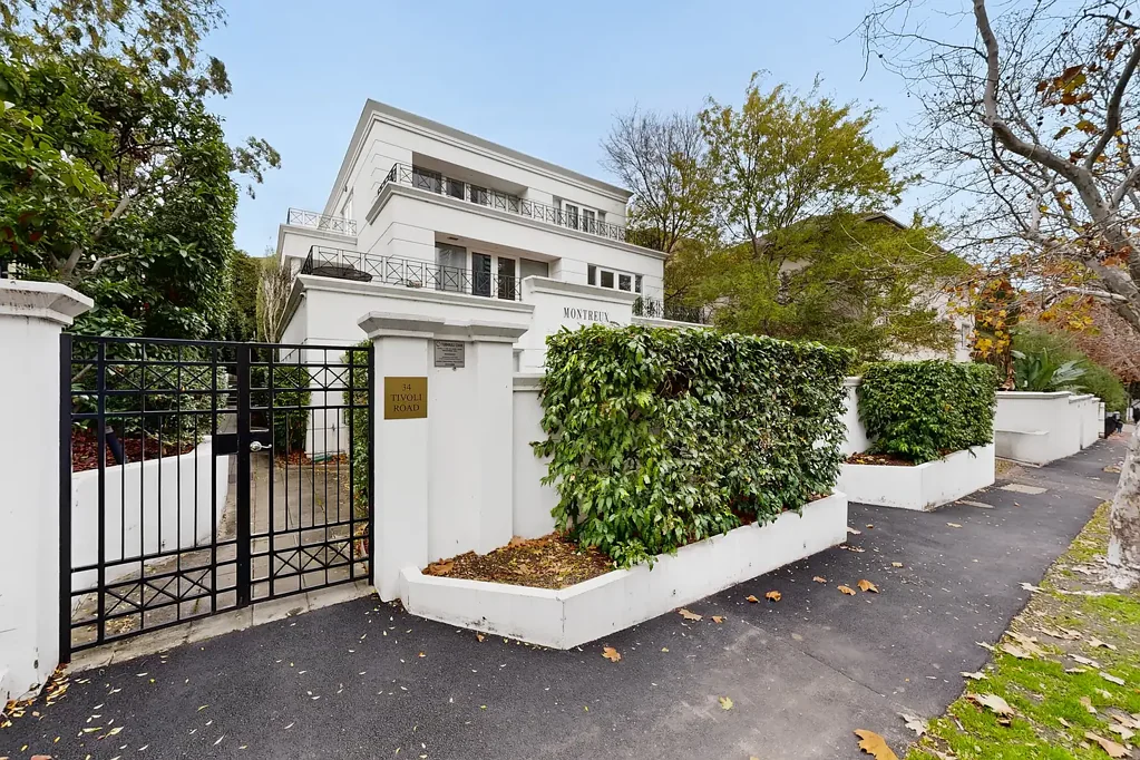 Fully Furnished 1-Bedroom Apartment in the Heart of South Yarra.
