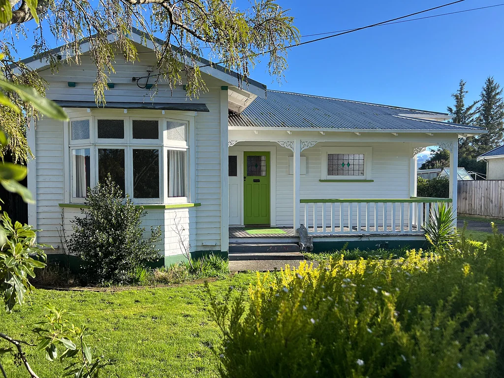 Carterton 3 Slaapkamer Substantial Bold Bungalow with Grandstand Views