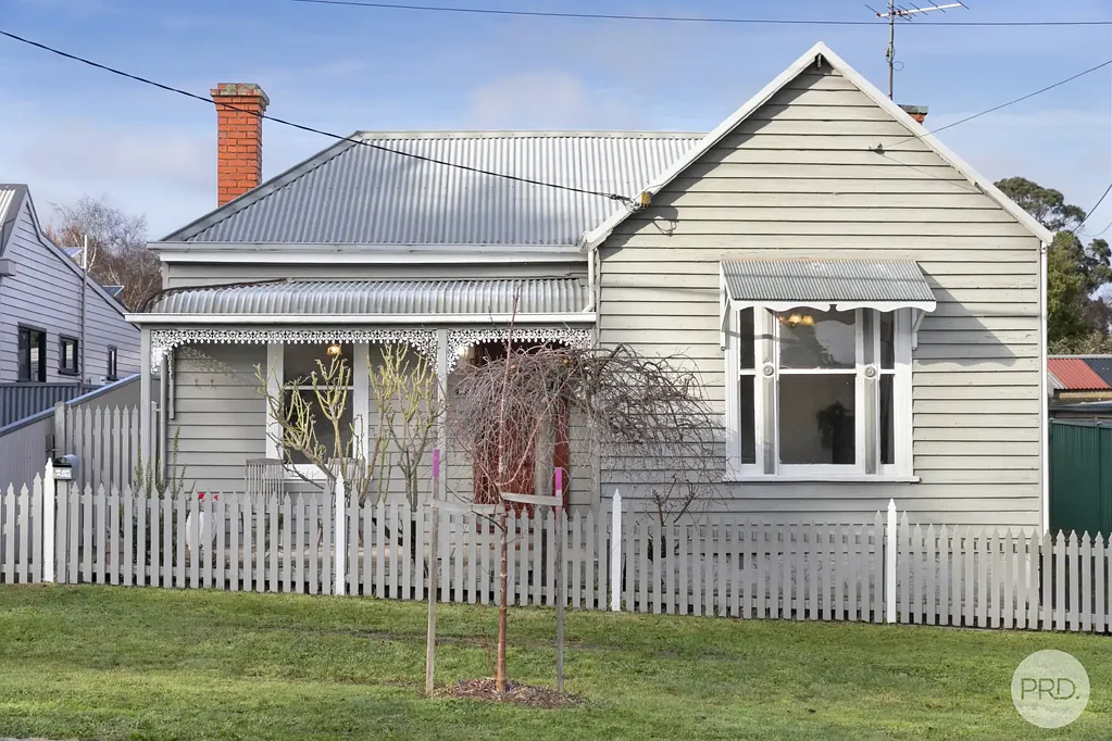 Ballarat East 4房  Charming Victorian Home Opposite the Park with Exceptional Shedding and CBD Convenience