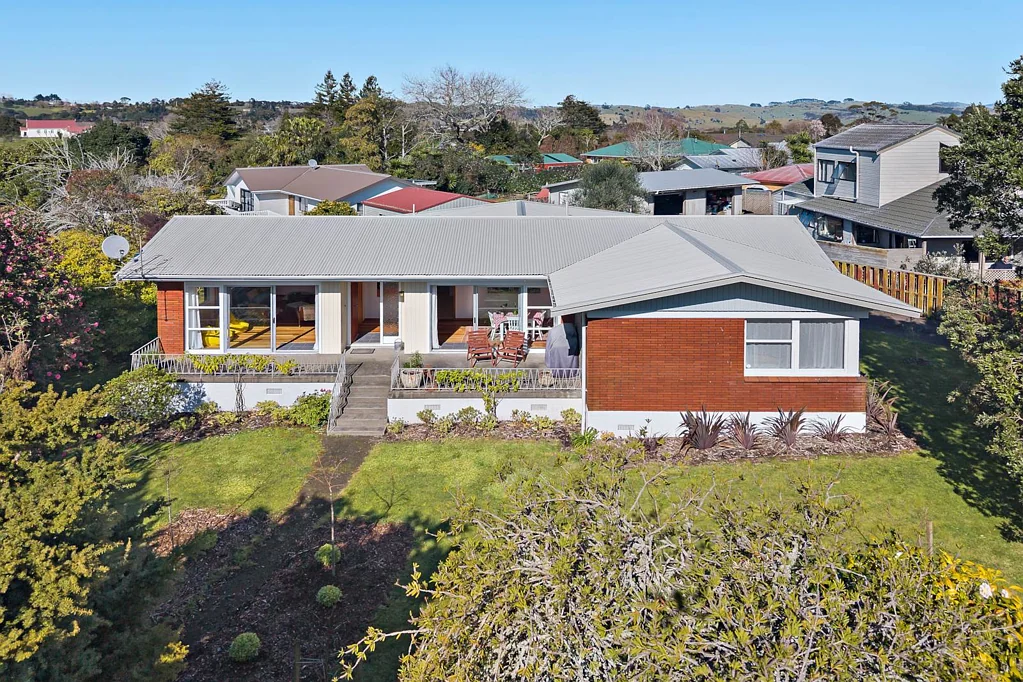Tuakau 3Moenga FROM THE 70'S, BUILT TO LAST ON 1295M2